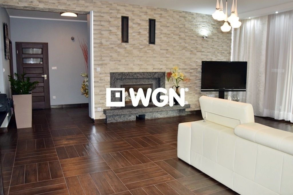 zdjęcie prezentuje prestiżowy salon w ekskluzywnej willi w Bolesławcu na sprzedaż