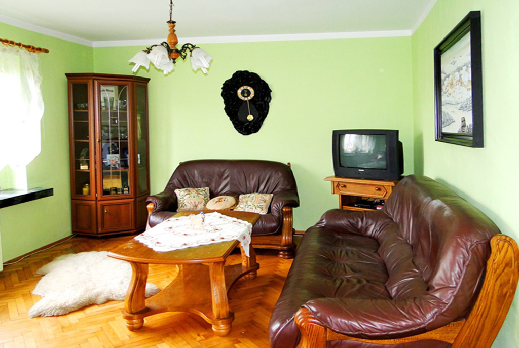 widok z innej perspektywy na luksusowy salon w ekskluzywnej willi do sprzedaży w Inowrocławiu