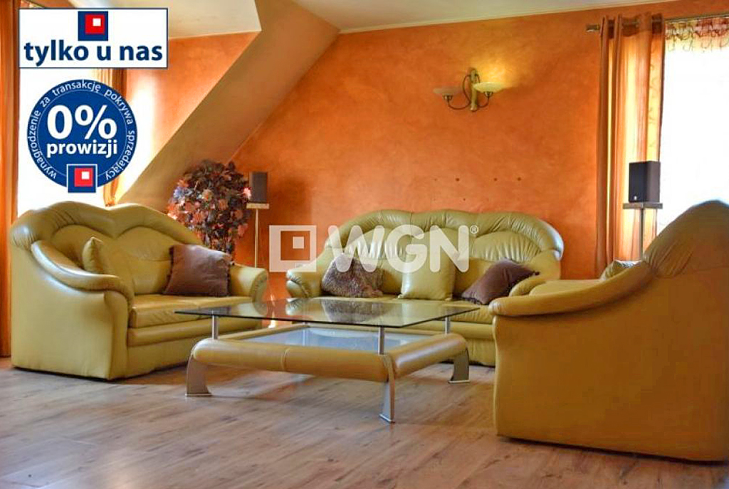 widok z innej perspektywy na luksusowy salon w ekskluzywnej willi do sprzedaży w Legnicy