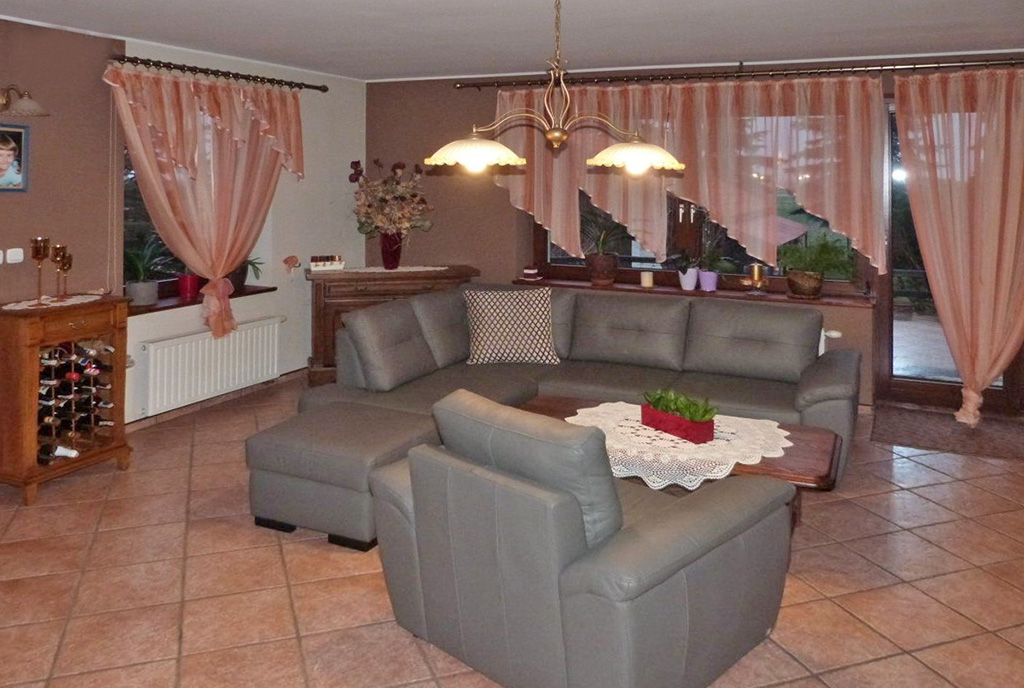 zdjęcie prezentuje salon w ekskluzywnej willi w Ostrowie Wielkopolskim na sprzedaż