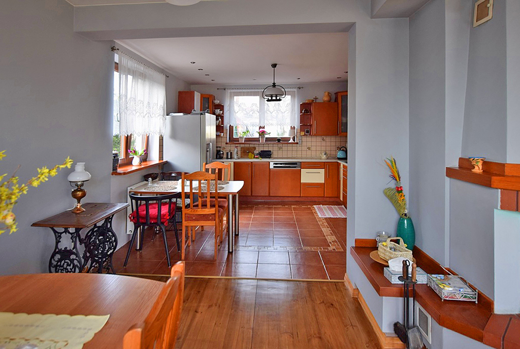 na zdjęciu przestronne, komfortowe wnętrze luksusowego apartamentu w okolicach Białegostoku na sprzedaż