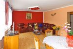 widok z innej perspektywy na luksusowy salon w ekskluzywnej willi do sprzedaży w okolicach Gorzowa Wielkopolskiego
