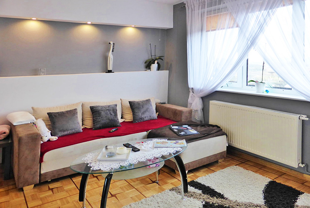 widok z innej perspektywy na luksusowy salon w ekskluzywnej willi do sprzedaży w okolicach Kwidzyna