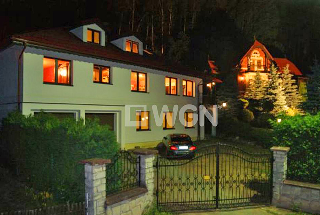 zdjęcie nocne prezentujące front luksusowej willi w okolicach Kłodzka na sprzedaż