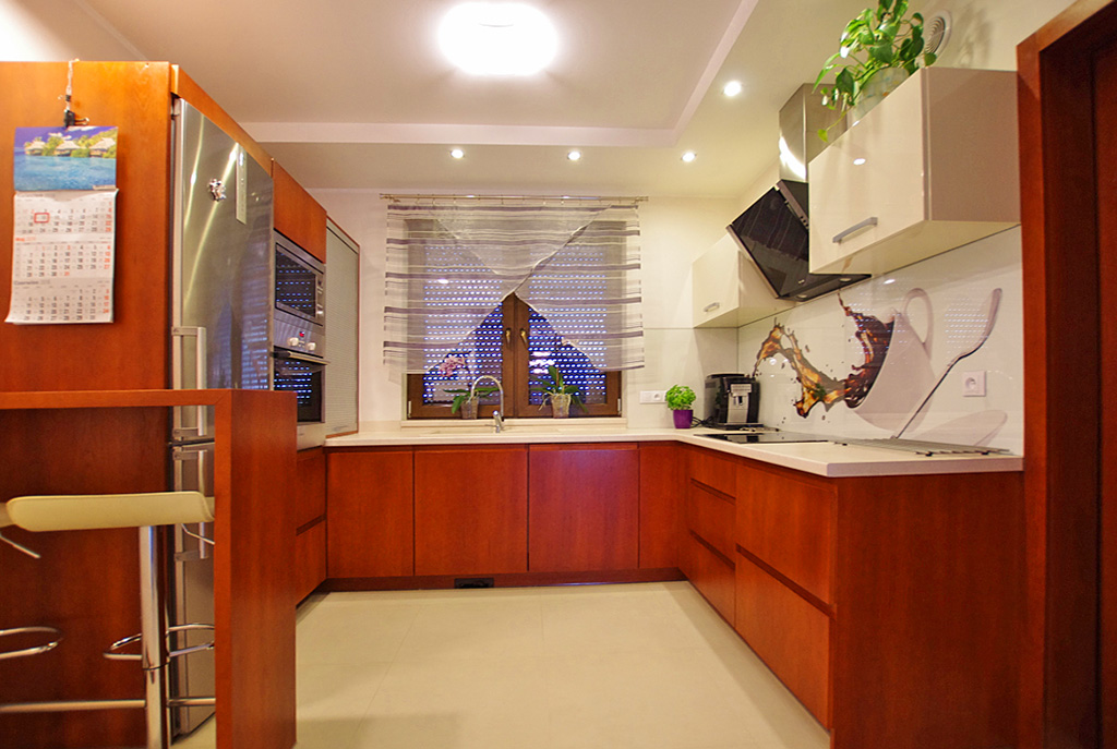 umeblowana i zabudowana kuchnia w luksusowej willi w okolicach Legnicy na sprzedaż