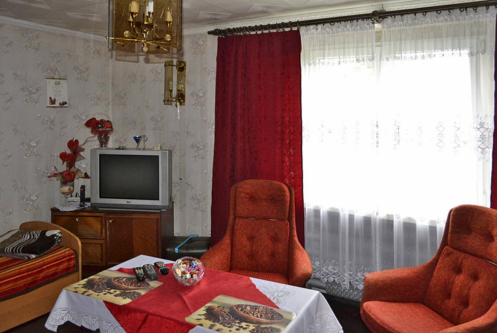 fragment salonu w luksusowej willi do sprzedaży w okolicy Leszna