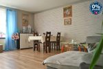 widok z innej perspektywy na salon w stylu klasycznym w ekskluzywnej willi do sprzedaży w okolicy Żagania