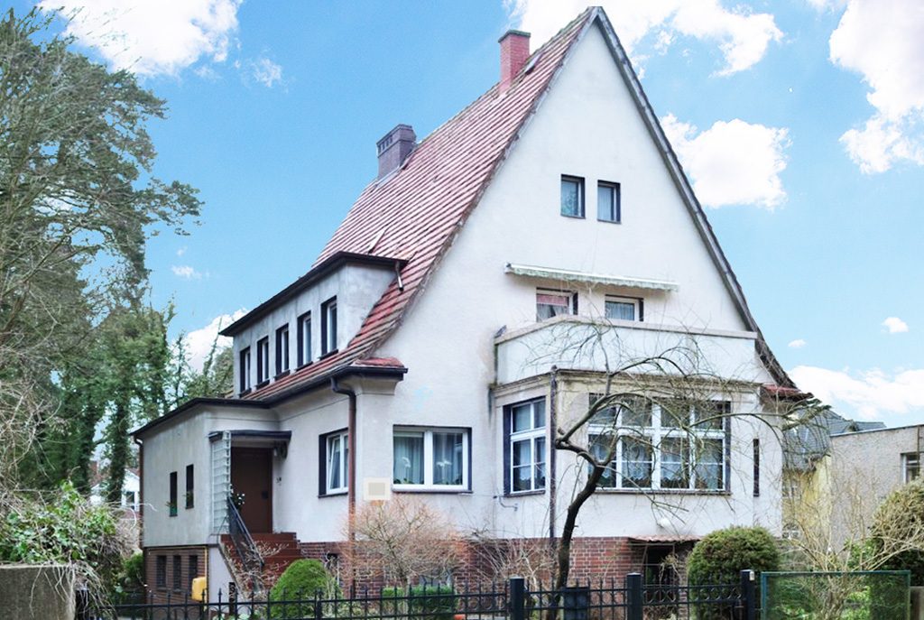 widok od strony ulicy na ekskluzywną willę do sprzedaży w Świnoujściu