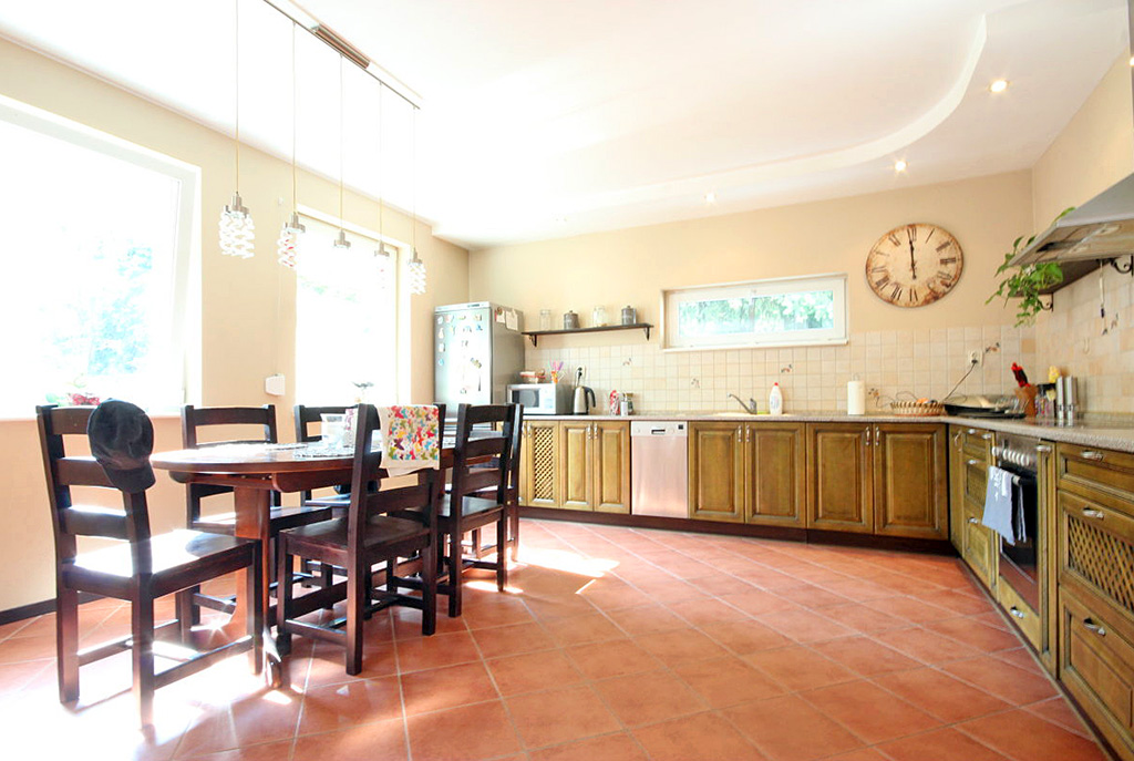 widok na jadalnię i kuchnię w luksusowej willi do wynajmu w okolicach Szczecina