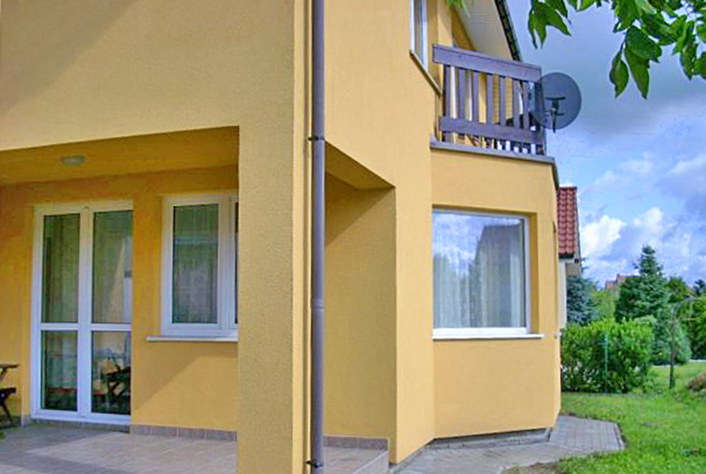 widok od strony ogrodu na luksusową willę w Szczecinie na wynajem