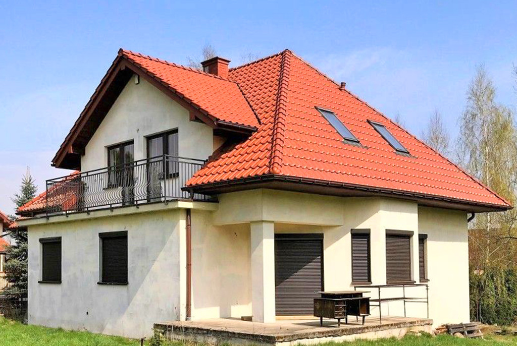 widok od strony ogrodu na luksusową willę do wynajmu w okolicach Krakowa