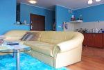 widok od strony salonu na aneks kuchenny w luksusowym apartamencie do sprzedaży na Mazurach