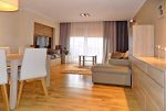 stylowo wykończony salon w ekskluzywnym apartamencie do sprzedaży na Mazurach