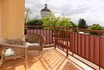 uroczy balkon z widokiem na zieleń znajdujący się w luksusowym apartamencie do sprzedaży na Mazurach