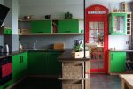 zdjęcie prezentuje kuchnię z jadalnią w luksusowym apartamencie na Mazurach na sprzedaż