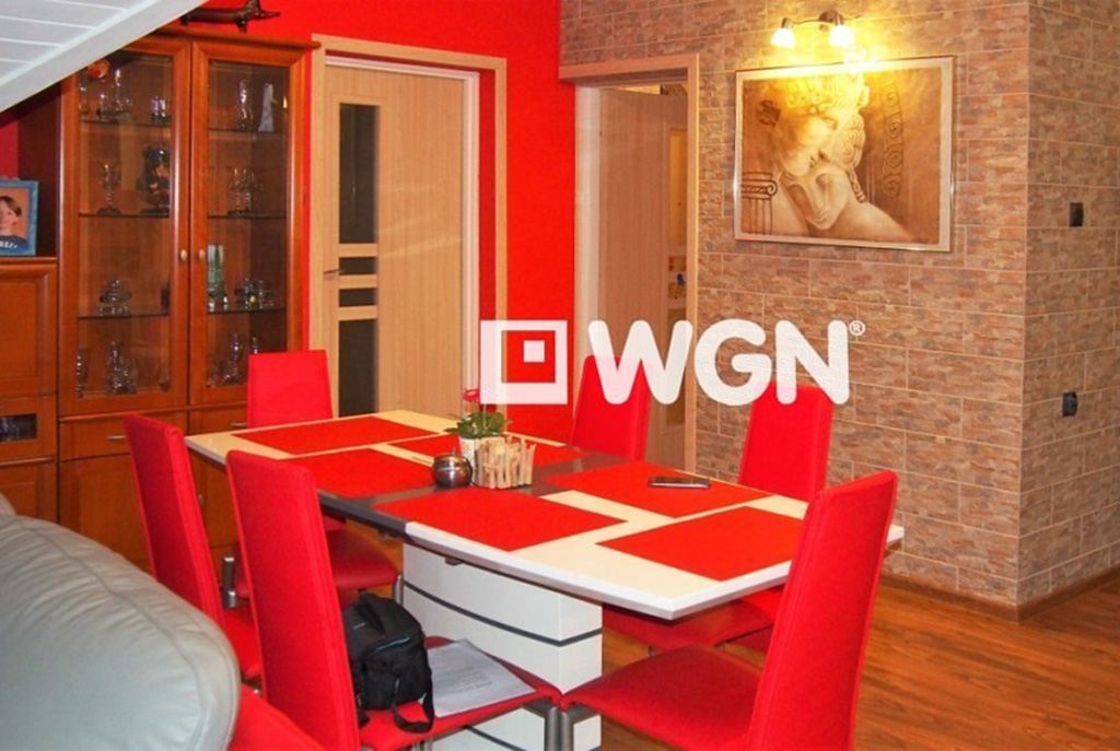 dominująca czerwień salonu w ekskluzywnym apartamencie do sprzedaży w Bielsku-Białej