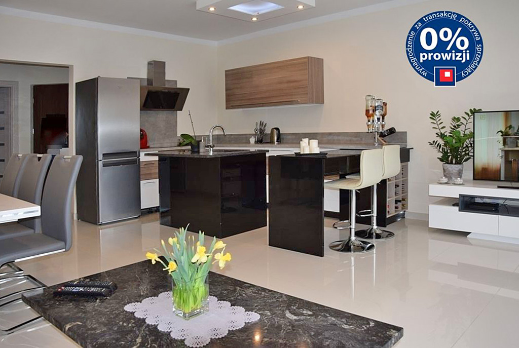 nowoczesny salon i aneks kuchenny w ekskluzywnym apartamencie do sprzedaży w Bolesławcu