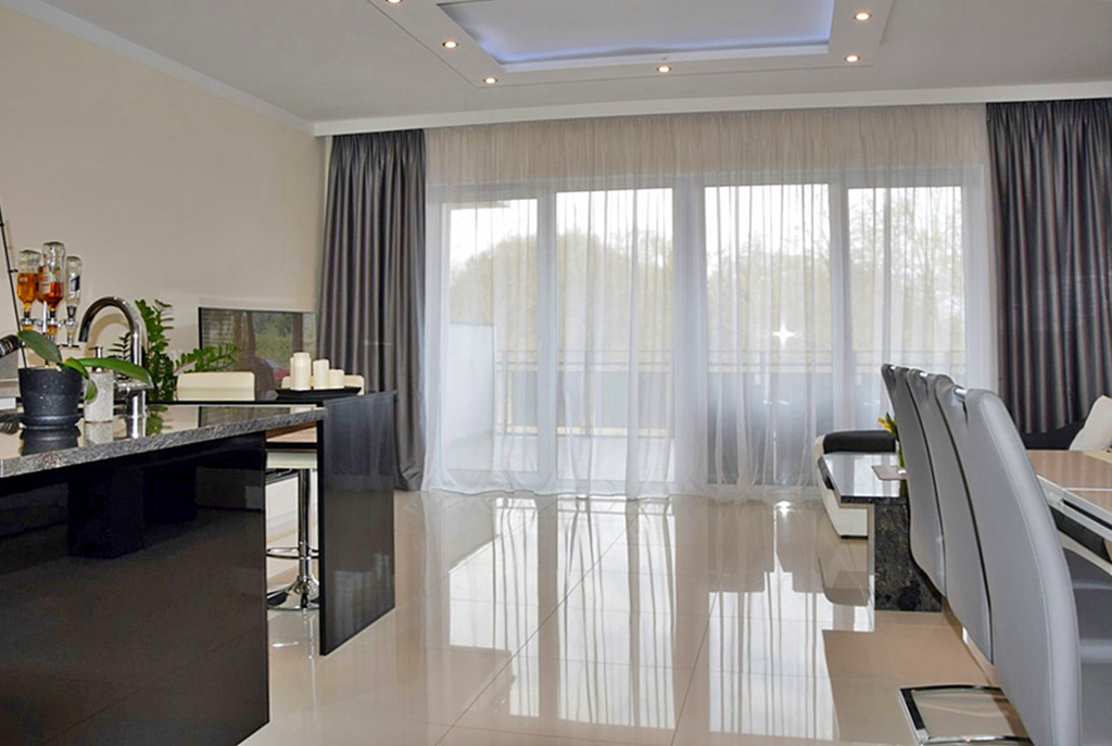 na zdjęciu elegancki salon w luksusowym apartamencie w Bolesławcu na sprzedaż