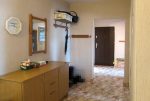 zdjęcie prezentuje przestronny przedpokój w luksusowym apartamencie w Kaliszu na sprzedaż