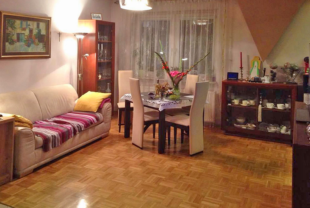 widok z innej perspektywy na luksusowy salon w ekskluzywnym apartamencie do sprzedaży w Krakowie