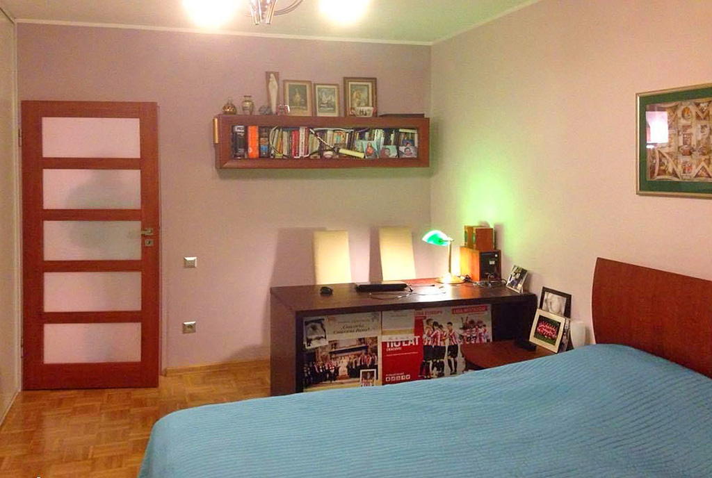 zdjęcie przedstawia zaciszną, prywatną sypialnię w luksusowym apartamencie w Krakowie na sprzedaż