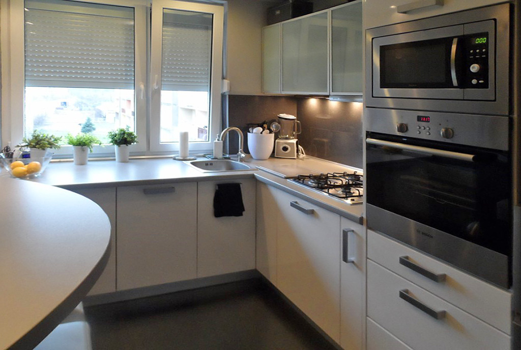 zdjęcie prezentuje komfortową kuchnię w luksusowym apartamencie w Piotrkowie Trybunalskim na sprzedaż