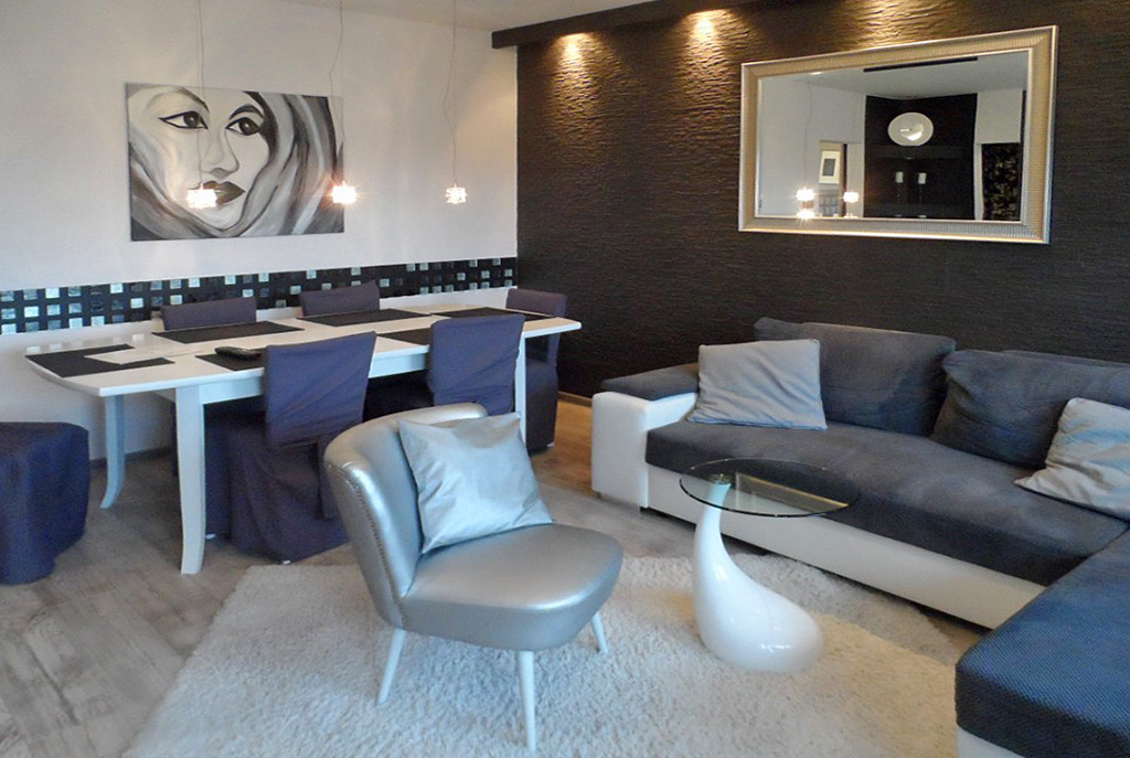 widok z innej perspektywy na luksusowy salon w ekskluzywnym apartamencie do sprzedaży w Piotrkowie Trybunalskim