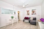 na zdjęciu prestiżowy salon w luksusowym apartamencie do sprzedaży w Szczecinie