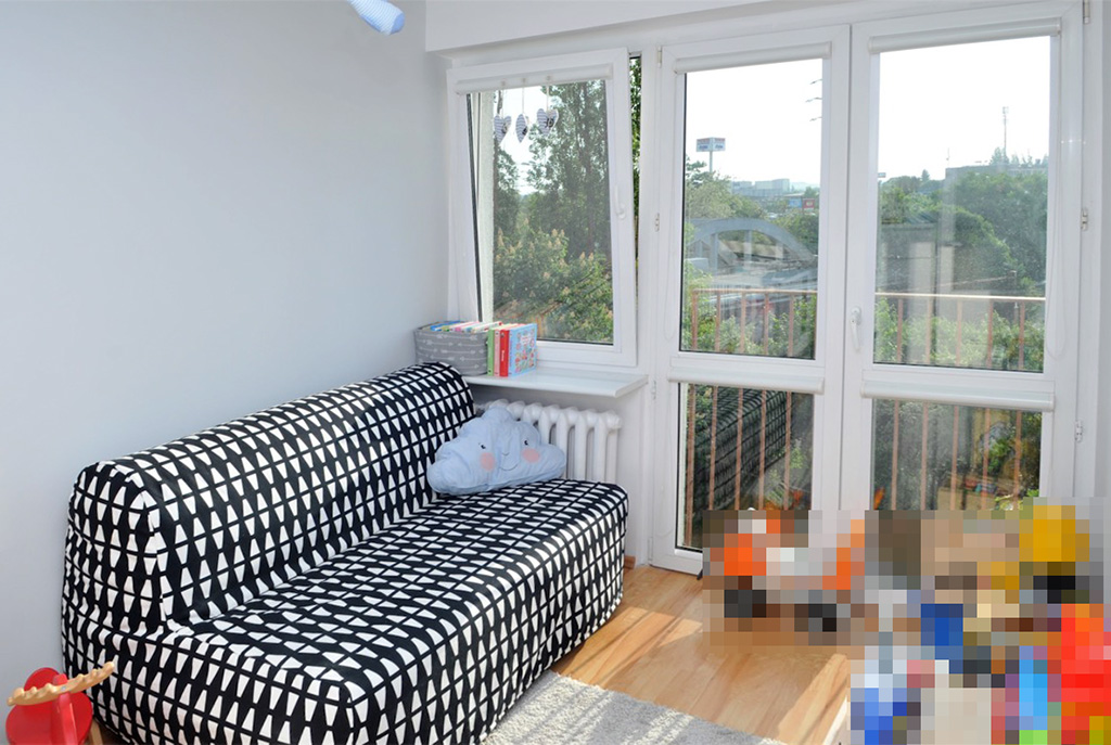 na zdjęciu pokój dzienny z wyjściem na balkon w ekskluzywnym apartamencie w Szczecinie na sprzedaż