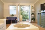 zdjęcie przedstawia komfortowy salon w luksusowym apartamencie w Szczecinie na sprzedaż