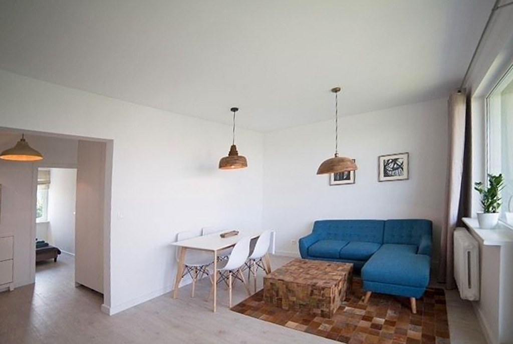 widok z innej perspektywy na salon w luksusowym apartamencie do sprzedaży w Szczecinie
