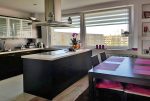 nowocześnie zaaranżowana kuchnia w ekskluzywnym apartamencie do sprzedaży w Szczecinie