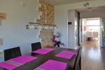 na pierwszym planie jadalnia w luksusowym apartamencie w Szczecinie na sprzedaż
