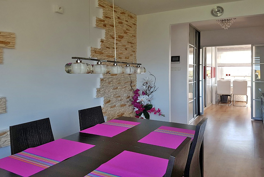na pierwszym planie jadalnia w luksusowym apartamencie w Szczecinie na sprzedaż