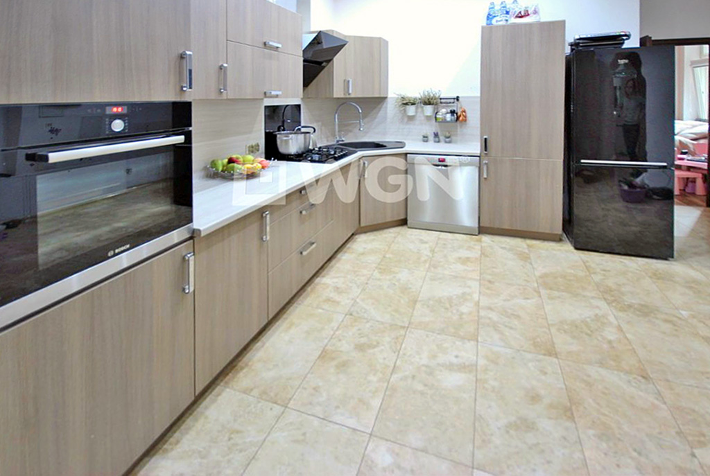 na zdjęciu zabudowana komfortowo kuchnia w ekskluzywnym apartamencie do sprzedaży w Szczecinie