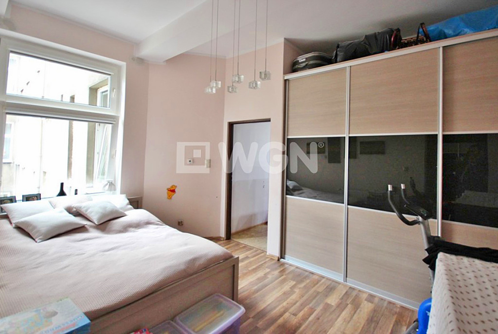 zdjęcie prezentuje elegancką sypialnię w luksusowym apartamencie w Szczecinie na sprzedaż