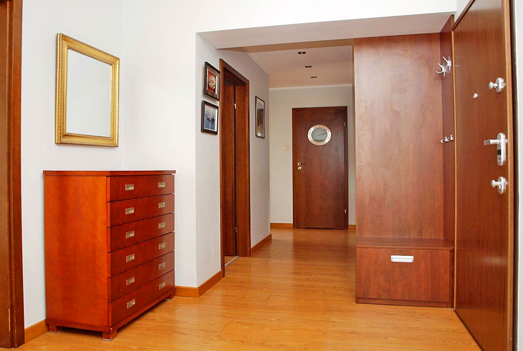 widok na ekskluzywny przedpokój w luksusowym apartamencie do sprzedaży w Szczecinie