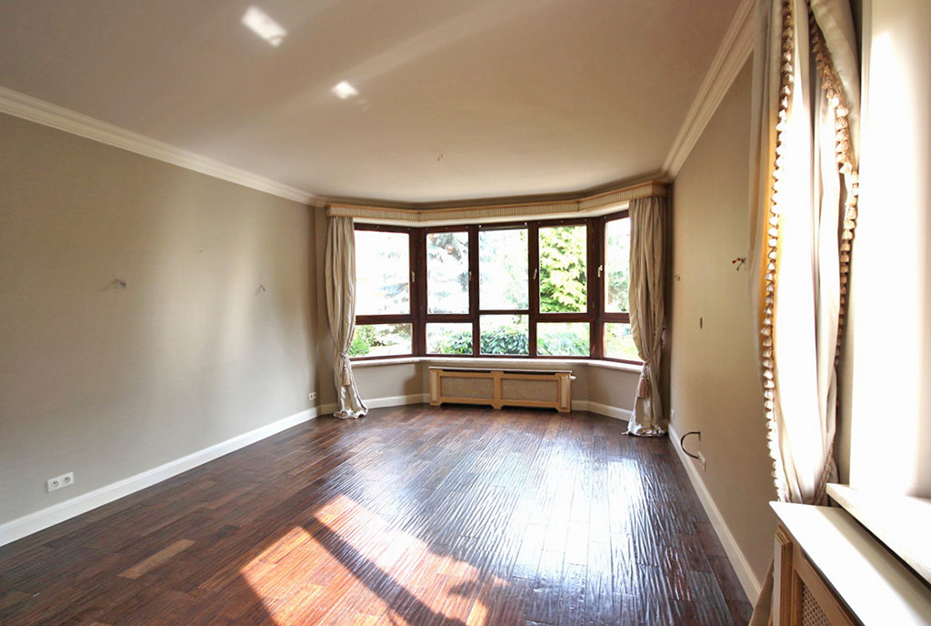 zdjęcie prezentuje fragment wytwornego salonu w luksusowym apartamencie w Szczecinie na sprzedaż