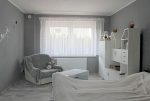 widok z innej perspektywy na luksusowy salon w ekskluzywnym apartamencie do sprzedaży w Tczewie