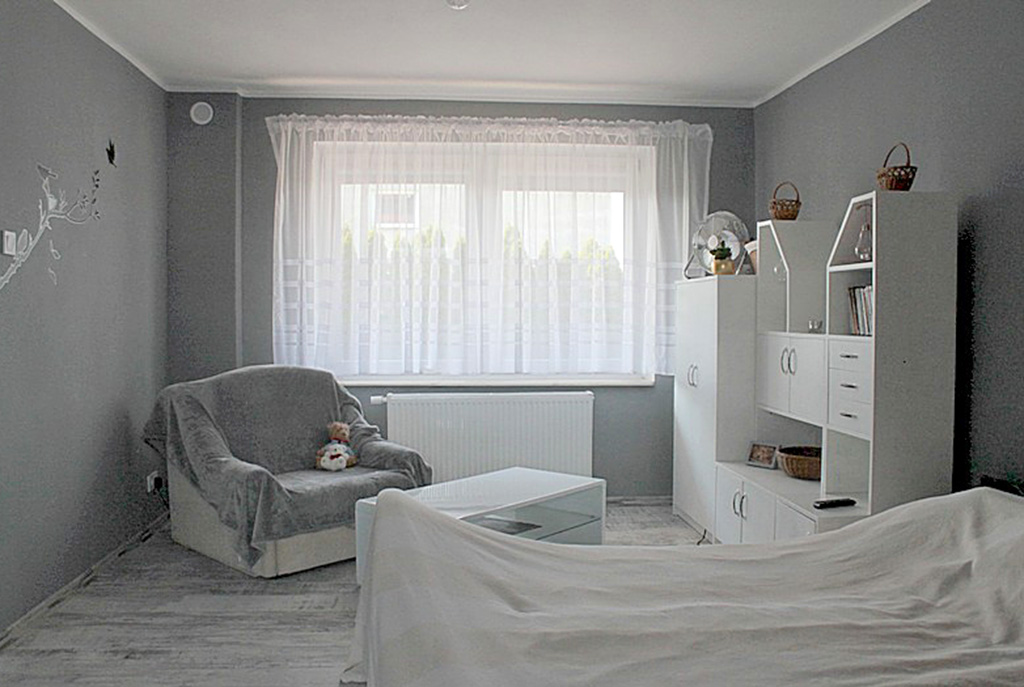 widok z innej perspektywy na luksusowy salon w ekskluzywnym apartamencie do sprzedaży w Tczewie