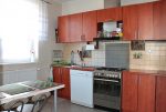 na zdjęciu komfortowo umeblowana kuchnia w luksusowym apartamencie w Tczewie na sprzedaż