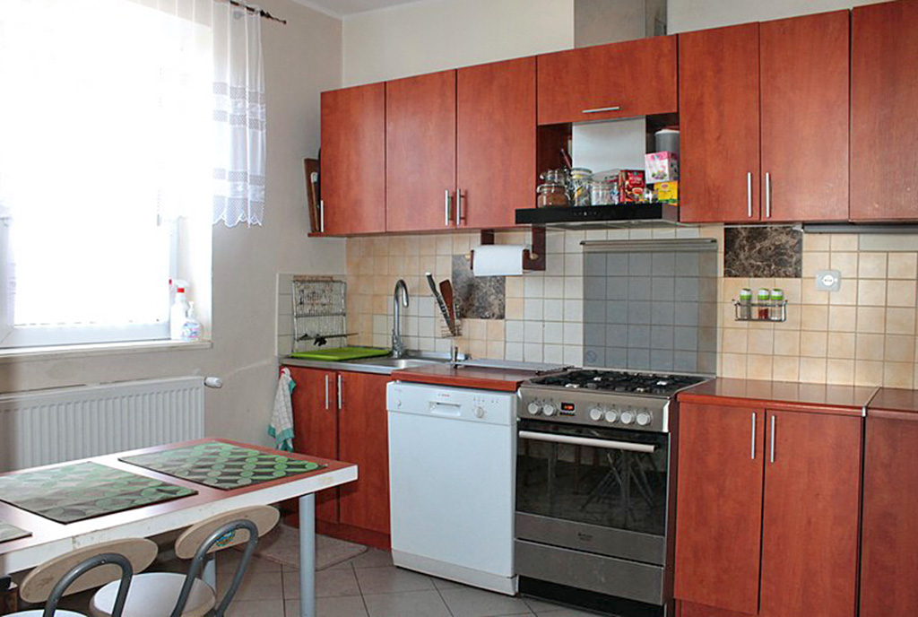 na zdjęciu komfortowo umeblowana kuchnia w luksusowym apartamencie w Tczewie na sprzedaż