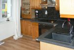 zdjęcie przedstawia nowoczesną kuchnię, jaka znajduje się w luksusowym apartamencie w Zielonej Górze na sprzedaż