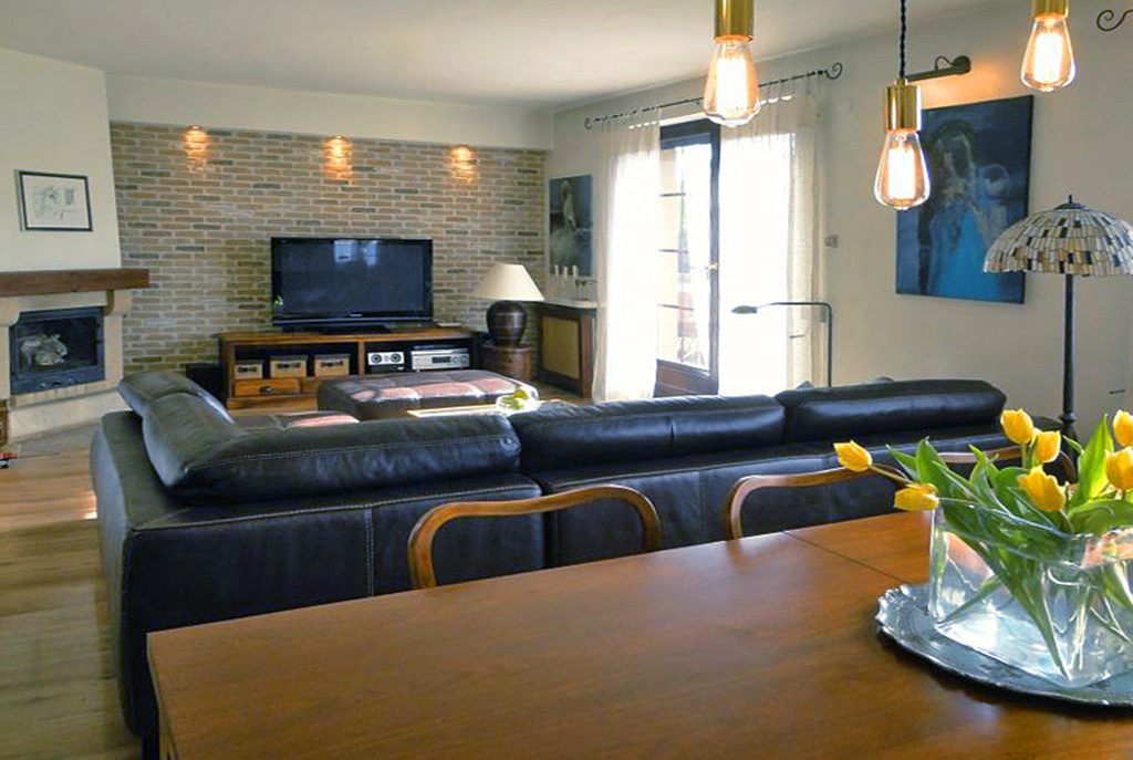 nowoczesny salon w ekskluzywnym apartamencie do sprzedaży w okolicach Katowic