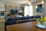 nowoczesny salon w ekskluzywnym apartamencie do sprzedaży w okolicach Katowic