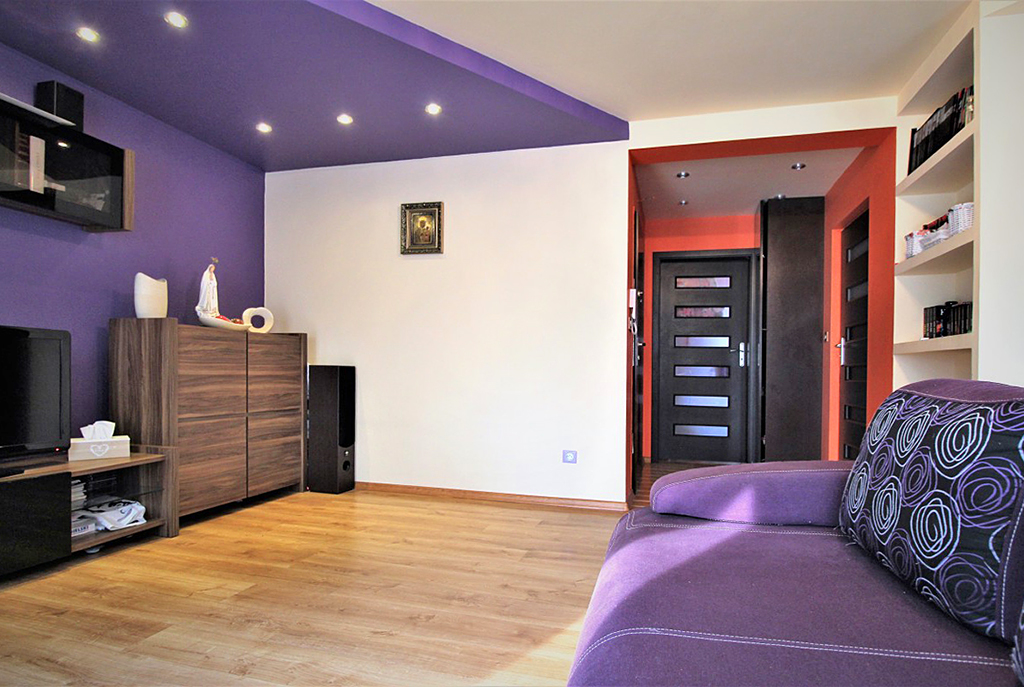 na zdjęciu fragment salonu w nowoczesnym apartamencie w okolicach Krakowa na sprzedaż