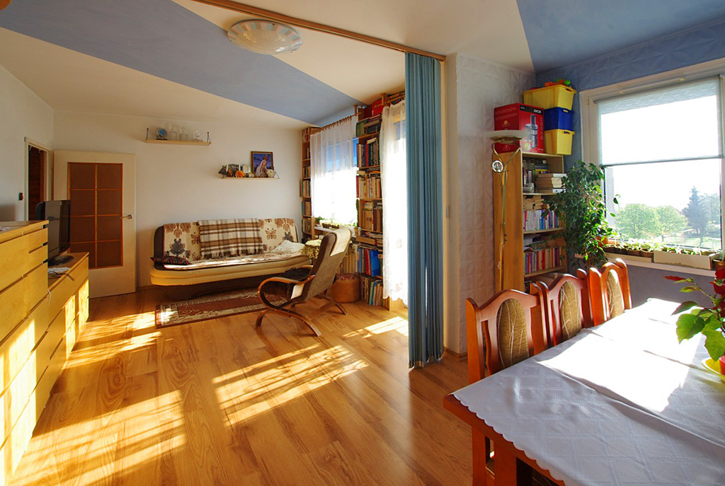 przestronne wnętrze ekskluzywnego apartamentu do sprzedaży w okolicach Legnicy