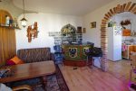 zdjęcie prezentuje stylową kuchnię z jadalnią w luksusowym apartamencie w okolicach Legnicy na sprzedaż