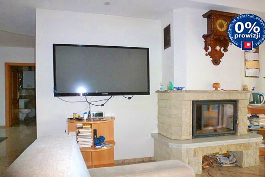 zbliżenie na kominek w ekskluzywnym salonie luksusowego apartamentu do sprzedaży w okolicach Legnicy