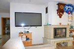 zbliżenie na kominek w ekskluzywnym salonie luksusowego apartamentu do sprzedaży w okolicach Legnicy